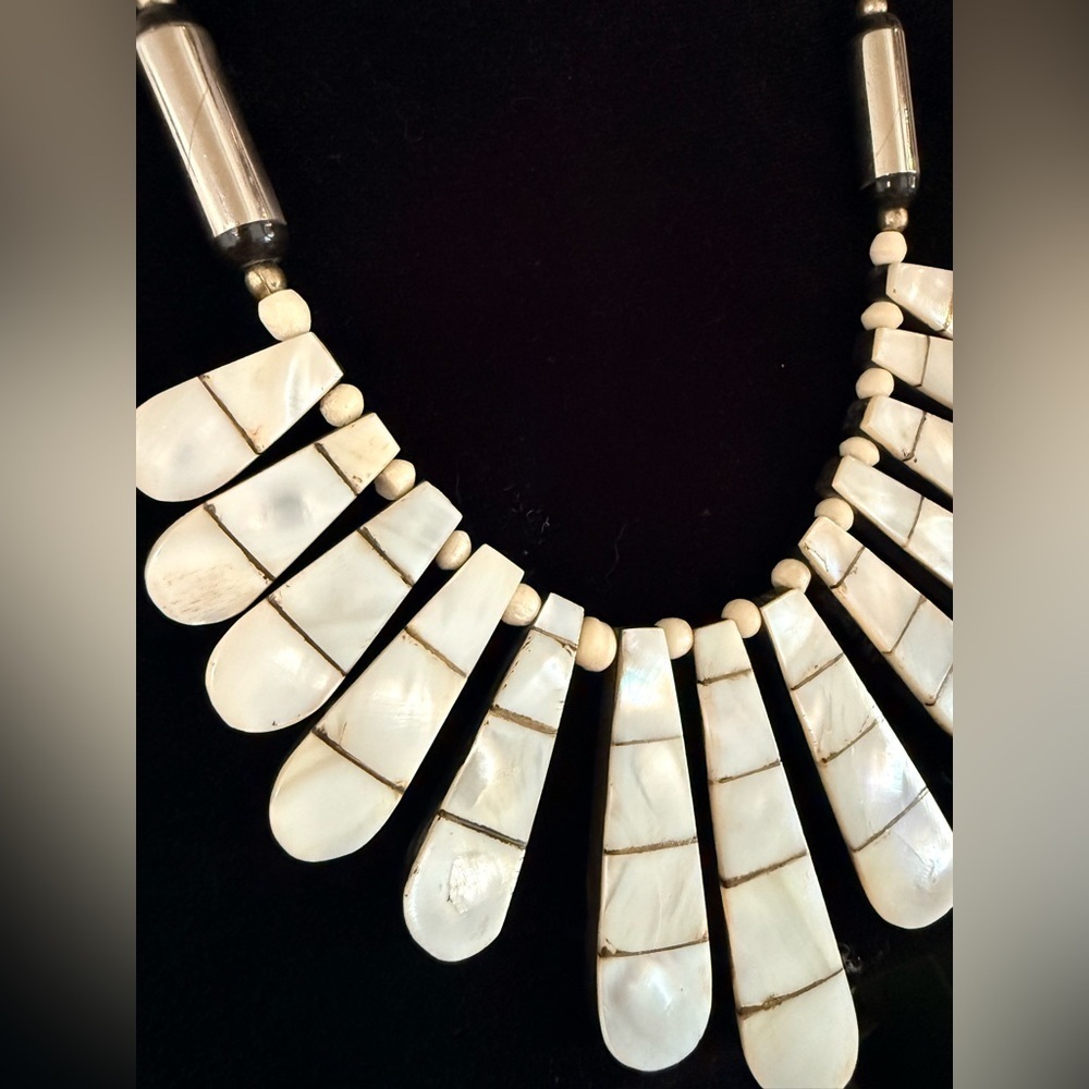 Vintage Mother of Pearl artisanal bib necklace, elegant and unique
Barrel clasp - Picture 4 of 5
